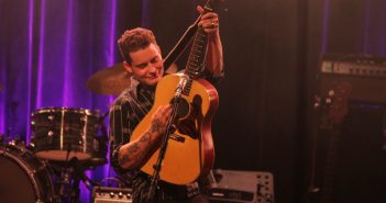 Douwe Bob laat fan uit zaal zetten tijdens goed optreden in Oss