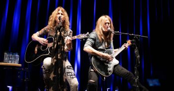 Sfeervolle Stripped & Naked van Burning Rain in De Bosuil Foto (c) Emily Parry