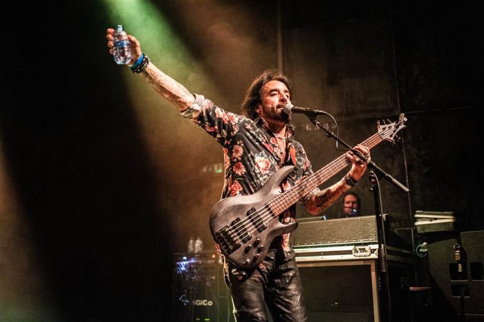 Rocker Marco Mendoza brak de week doormidden