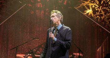 Bryan Ferry, charismatisch en weergaloos in Carré