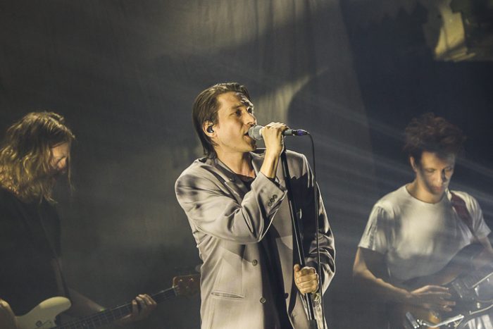 Thomas Azier intens en hypnotiserend in Paradiso Thomas Azier