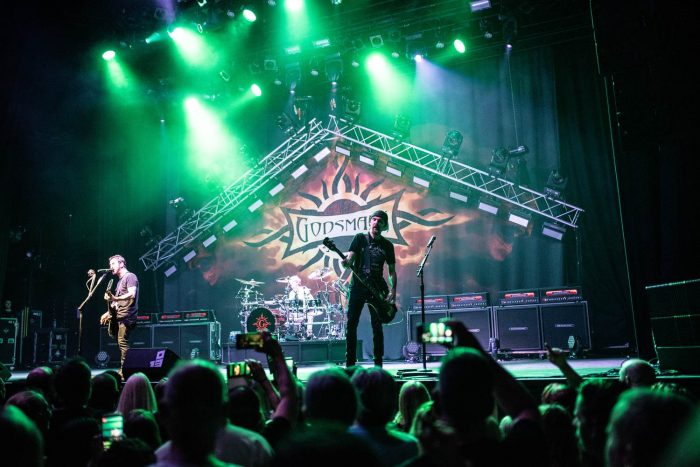 Tropische regenbui en een gevulde 013 voor Godsmack GODSMACK