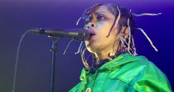 Erykah Badu maakt haar titel van ‘Hoge Priesteres’ van de neo soul waar Erykah Badu
