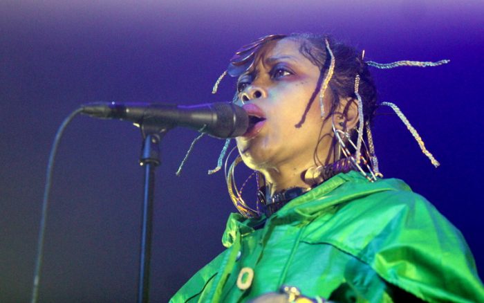 Erykah Badu maakt haar titel van ‘Hoge Priesteres’ van de neo soul waar Erykah Badu