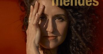 Portugese zangeres Maria Mendes combineert fado en jazz op nieuw album