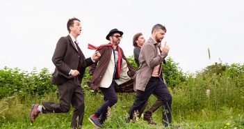 Supergrass kondigt terugkeer aan door middel van geheime show Supergrass