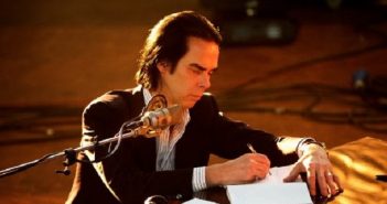 Goed gehumeurde Nick Cave zorgt voor intieme sfeer in Carré Nick Cave