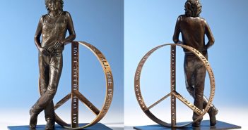 John Lennon standbeeld op Lennon tribute show
