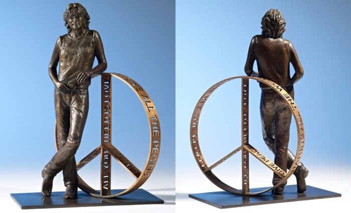 John Lennon standbeeld op Lennon tribute show