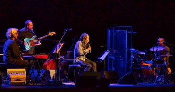 Bobby McFerrin mist happiness bij einde concert in Muziekgebouw Eindhoven