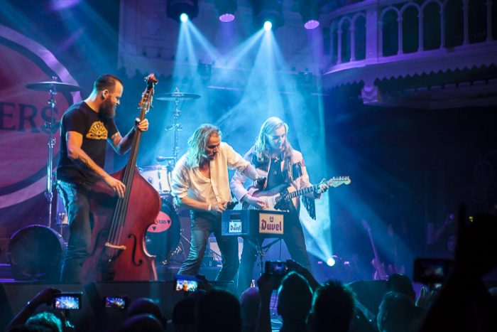 Wederopstanding ‘The Shavers’ gevierd door hondstrouwe aanhang in Paradiso Amsterdam