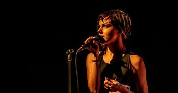 Lakshmi gaat het theater in