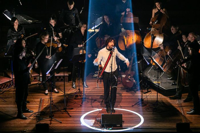 Klassiek en soul smelten moeiteloos samen bij Jonathan Jeremiah & Amsterdam Sinfonietta in TivoliVredenburg