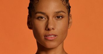 Alicia Keys brengt ode aan artsen en zorgverleners met akoestische versie van Underdog Alicia Keys