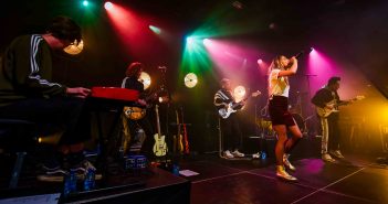 Nona straalt in de Effenaar Nona