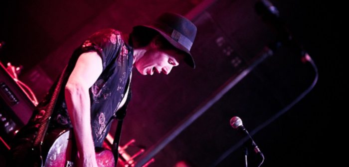 Kayak-gitarist Marcel Singor op tournee met Fish Marcel Singor