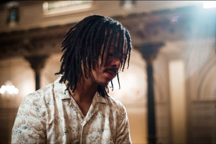 Jeangu Macrooy brengt live versies uit van songfestivalinzending ‘Grow’