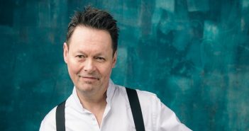 Carel Kraayenhof speelt twee concerten in de tuin van het DOMUSDELA-complex