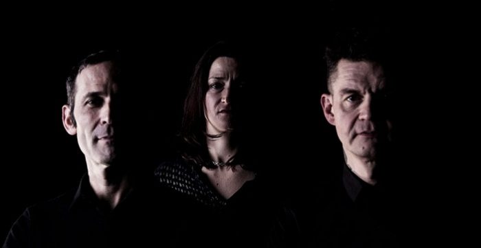 Franse post-punkband Versari komt met krachtig en aangrijpend album Versari