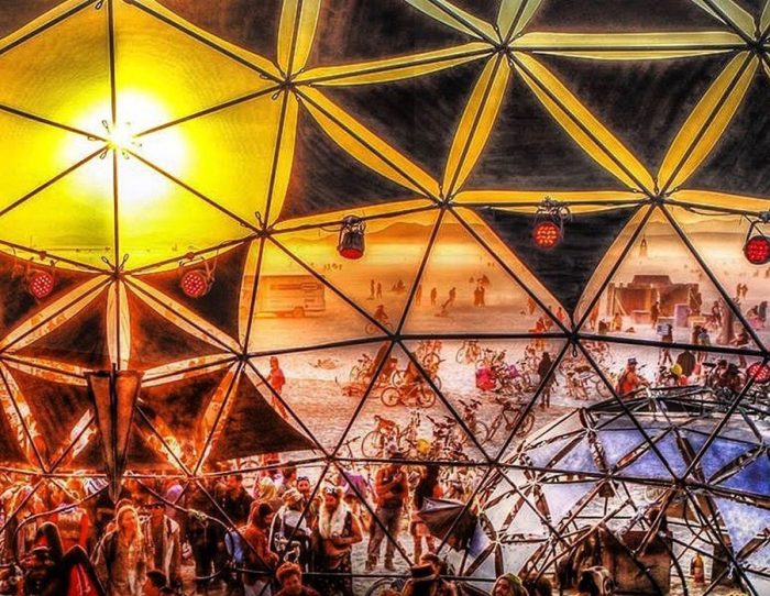 Eelke Kleijn draait 9-uur durende set voor de virtuele editie van Burning Man