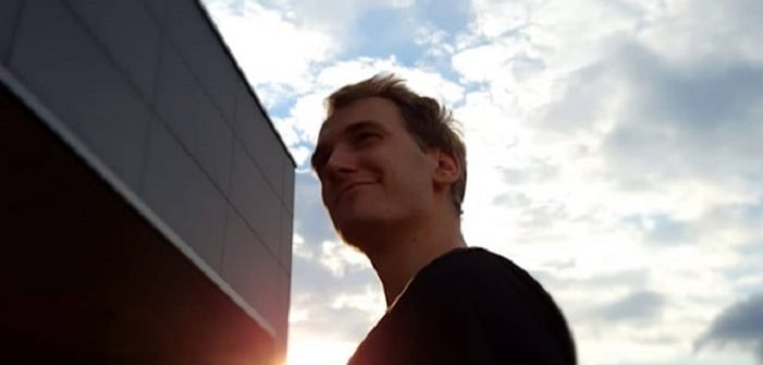 Mommori komt met experimentele melodische techno op ‘Theia’ Mommori