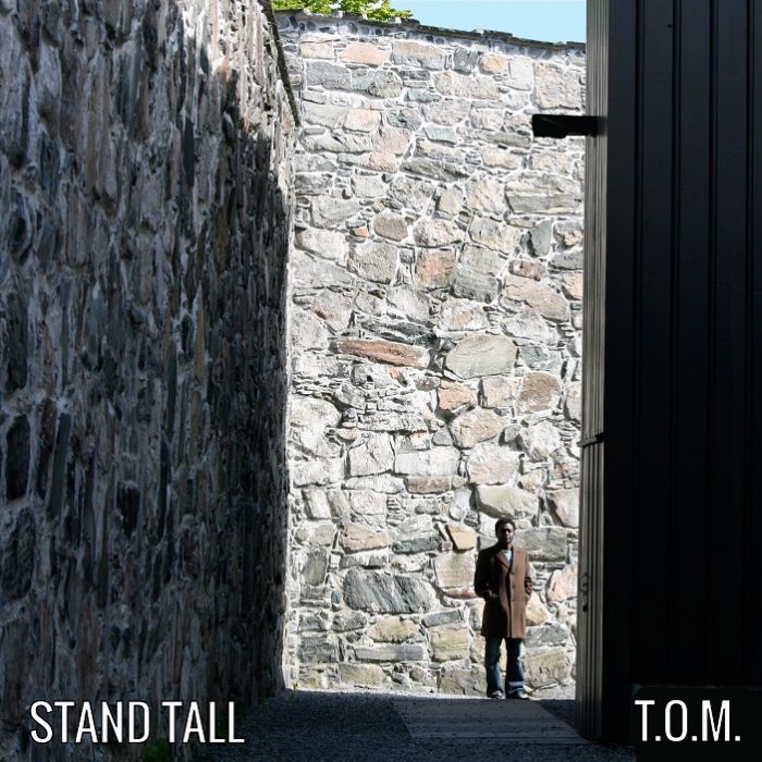 T.O.M. brengt sfeervol maar tekstueel krachtig ‘Stand Tall’