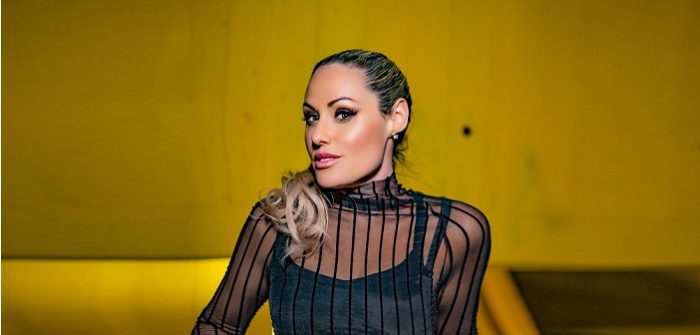 Smilee toont kwaliteiten op akoestische versie van ‘Wavelength’ Smilee