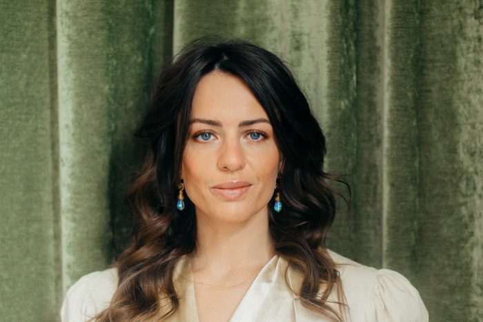 Deborah Parlor brengt debuutsingle ‘Closing Time’ Deborah Parlor