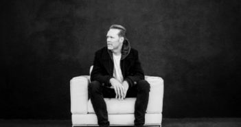 Grammy Award winnaar Rich Jacques verwerkt liefdesverdriet op ‘Clear Blue Skies’ Rich Jacques