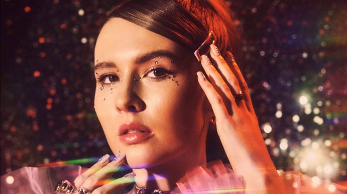 Mimi Webb is stapelverliefd op single ‘Dumb Love’ Mimi Webb