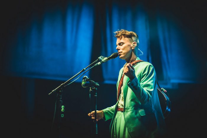 Asaf Avidan bespeelt Brussels publiek op sublieme wijze