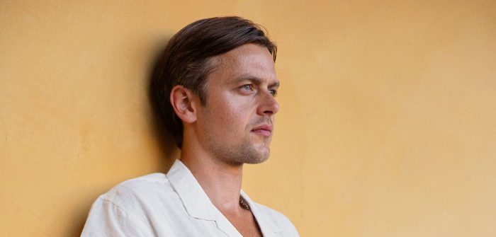 George Cosby verlangt naar de liefde op ‘She Got It Bad’