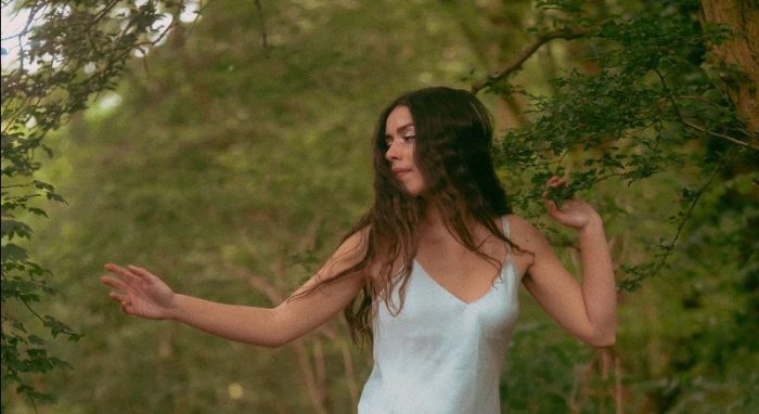 Alexandra Alden brengt haar tweede studioalbum Leads To Love uit Alexandra Alden