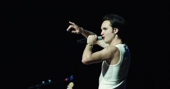 Jett Rebel levert onderhoudende jamsessie af tijdens theatershow in Heerlen