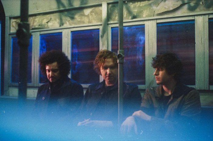 The Kooks kondigen een nieuw album ’10 Tracks to Echo in the Dark’ aan The Kooks