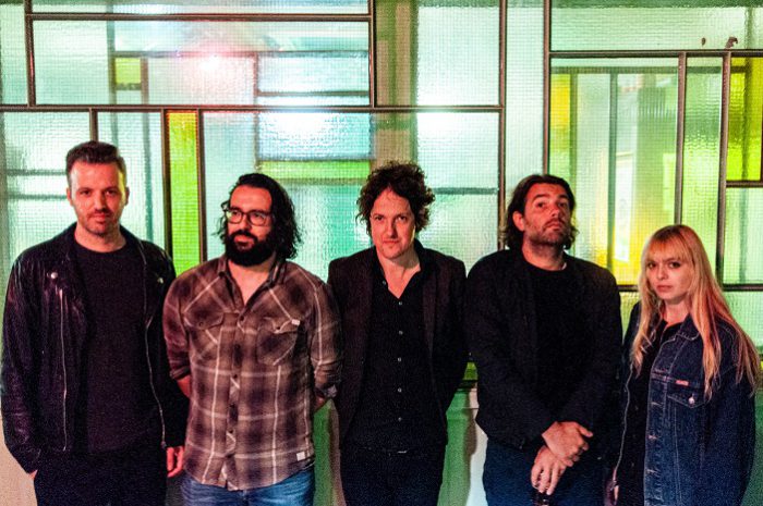 Glitterpaard galoppeert naar een eigenzinnige eigen sound