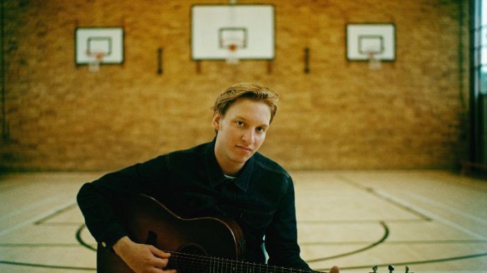 George Ezra viert het leven met ‘Green Green Grass’