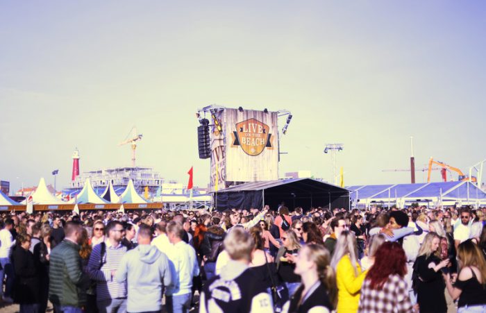 Celebrate the 90´s: zeer zonnige beachparty in Scheveningen