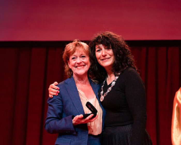 Jeannette Smit (Theater Bellevue) ontvangt Frans Banninck Cocqpenning