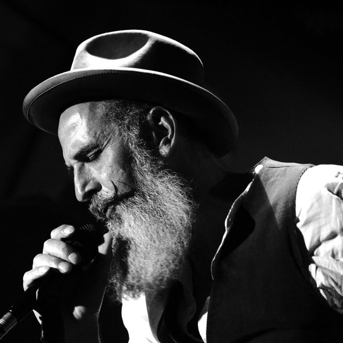 Kaai Man verbeeldt op ‘Overkant’ het menselijke leven, zijn leven