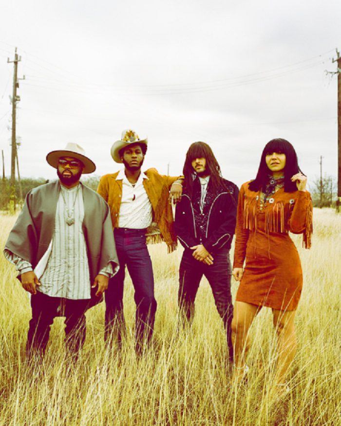 Khruangbin eert met Vieux Farka Touré meestergitarist Ali Farka Touré