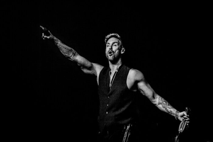 Charly Luske performt Robbie Williams op grootse wijze