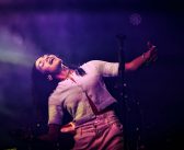 Olivia Dean prikkelt haar fans met oud en nieuw werk in Paradiso Noord