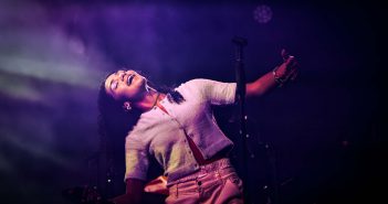 Olivia Dean prikkelt haar fans met oud en nieuw werk in Paradiso Noord