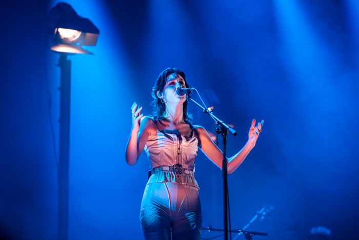 Birdy ontroert een haast uitverkochtte Carré