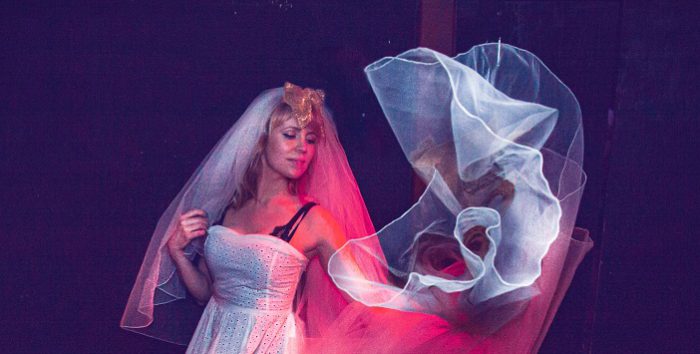 Janne Schra brengt nieuw album uit: ‘The Heart Is Asymmetrical’