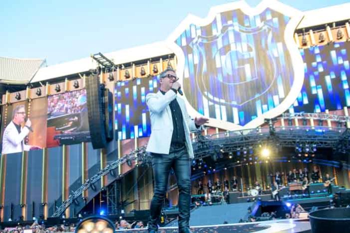 Guus Meeuwis zet Philips Stadion in Eindhoven nogmaals op zijn kop