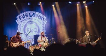 Fun Lovin’ Criminals hypnotiseren publiek met meeslepend concert in De Bosuil
