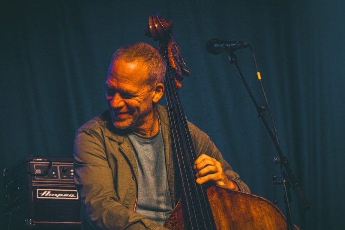 Avishai Cohen & Metropole laten Muziekgebouw Eindhoven trillen