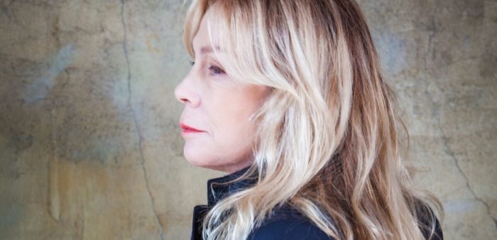 Rickie Lee Jones betovert Paradiso met intiem optreden
